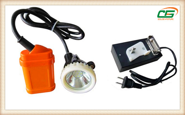 Le casque antichoc LED d'exploitation rechargeable de 1 watt 4500Lux LED allume le phare de puissance élevée 1